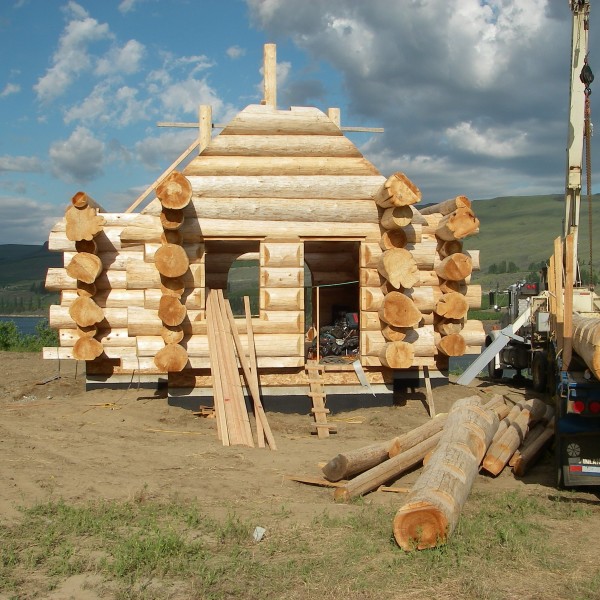 Front view of a log home construction in progress